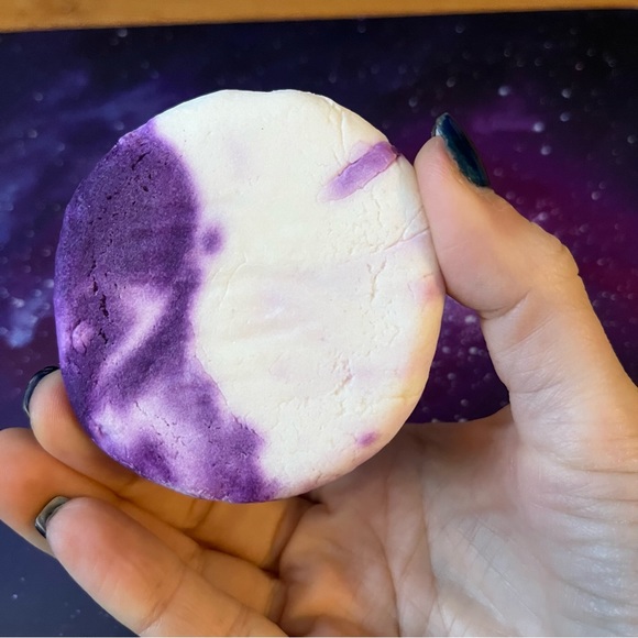 Lush A French Kiss bubble bar from the April 2024 kitchen box - Picture 3 of 4